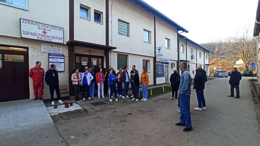 Protest zaposlenih u Zdravstvenoj stanici Bijela u Brčkom