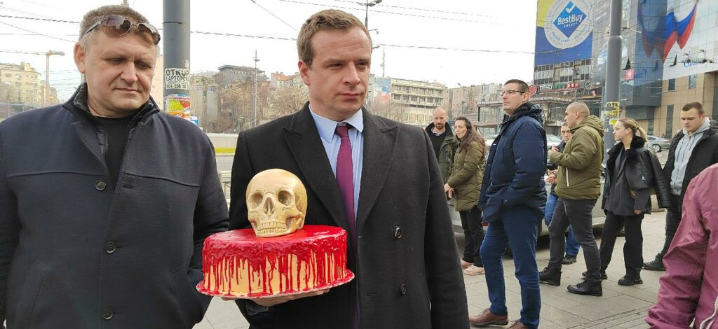 Aktivisti pokušali da dostave tortu sa lobanjom ambasadi Rusije, policija ih spriječila