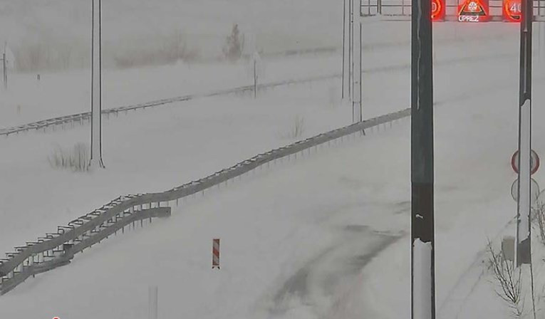 U Hrvatskoj zbog snijega potpuni kolaps, Dalmacija i dalje odsječena