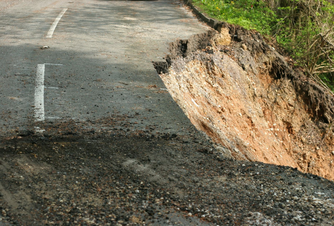 Zbog klizišta saobraćaj potpuno obustavljen na magistralnom putu Bosanska Gradiška - Bosanska Dubica
