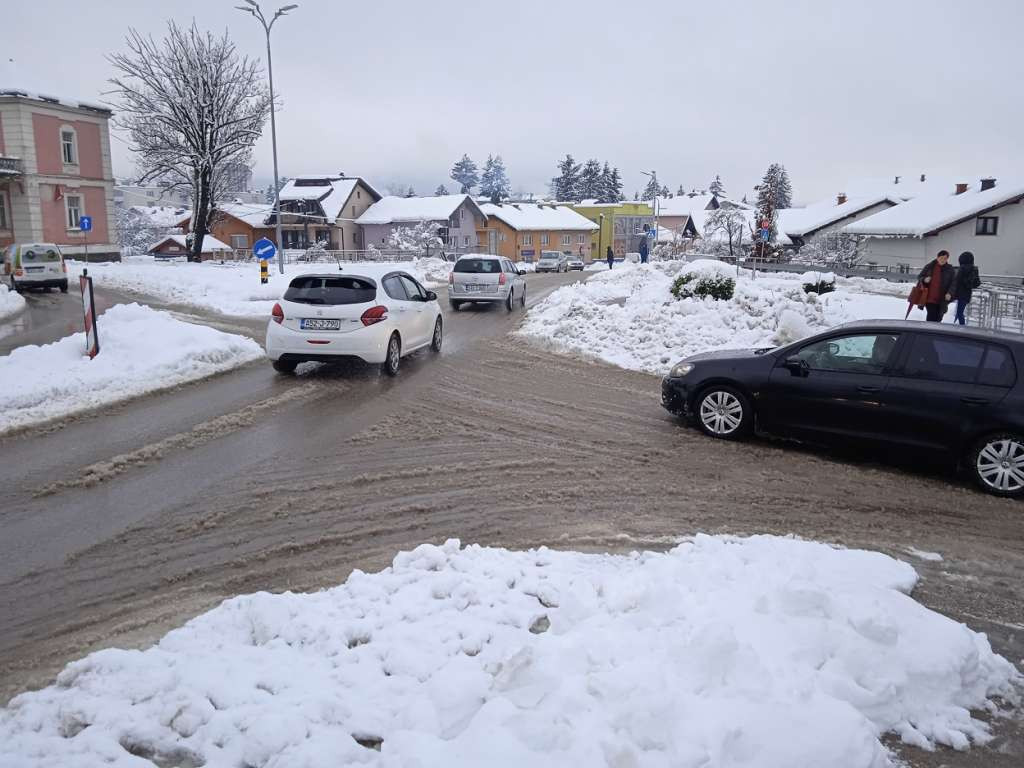 Snijeg i dalje pada u USK-u, produžen i zimski školski raspust