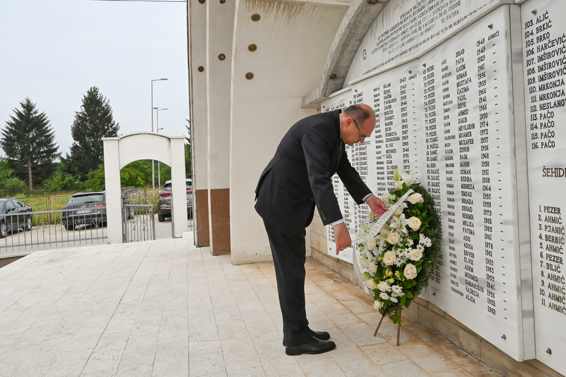 Visoki predstavnik posjetio Ahmiće: Poštivanje žrtava ključno za uspješno pomirenje