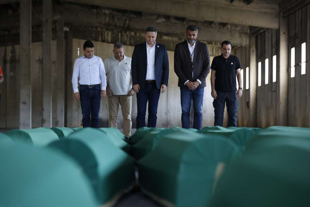 Bećirović se u bivšoj Fabrici akumulatora poklonio žrtvama genocida