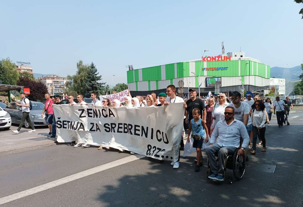 Nekoliko stotina metara duga kolona ljudi u savršenoj tišini u šetnji "Zenica za Srebrenicu"