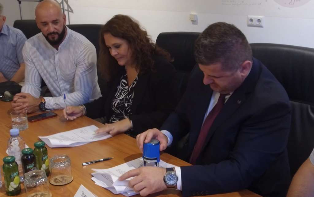 Duraković i Dujo potpisali ugovor pomoći izgradnji srednjoškolskog centra vrijedan dva milijuna KM