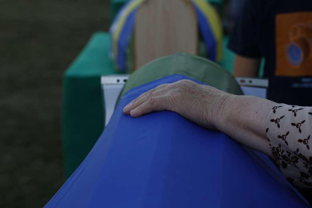 Posmrtni ostaci dvije žrtve spremni za ukop na kolektivnoj dženazi u Prijedoru