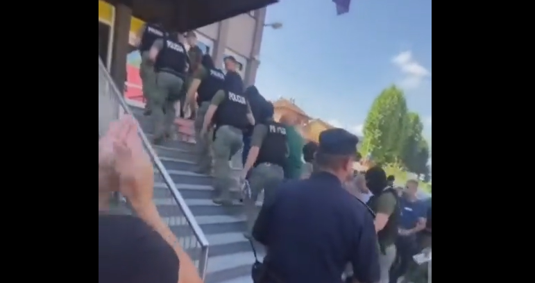 Aplauz i doček za uhapšene policajce osumnjičene za korupciju