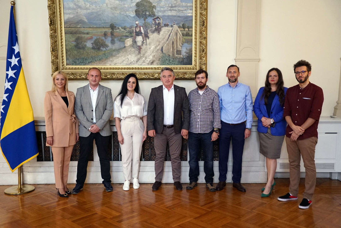 Komšić primio dobitnike novinarske nagrade 'Nino Ćatić'