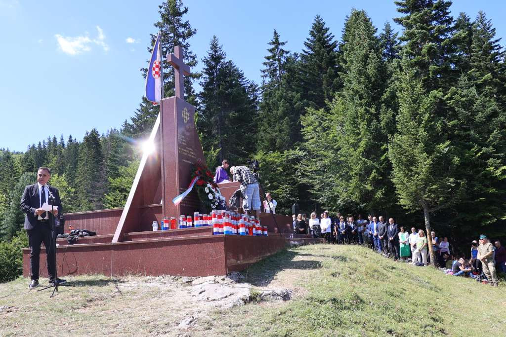 Na Stipića livadi obilježena 30. godišnjica stradanja 39 hrvatskih civila i branitelja