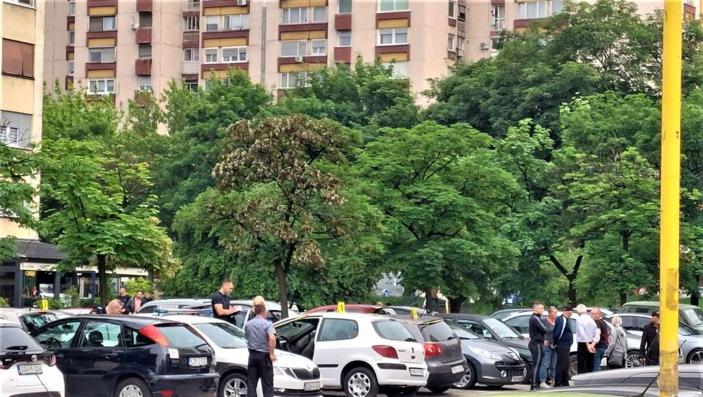 U požaru u Tuzli oštećena tri automobila