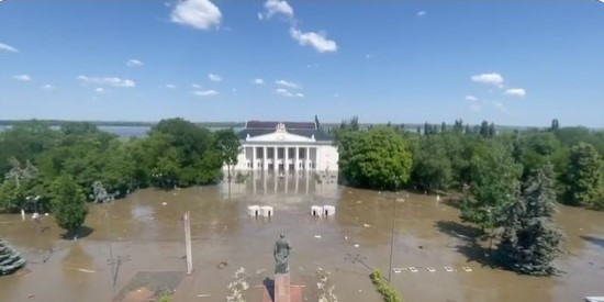 Nakon urušavanja brane ukrajinski grad Nova Kahovka je pod vodom