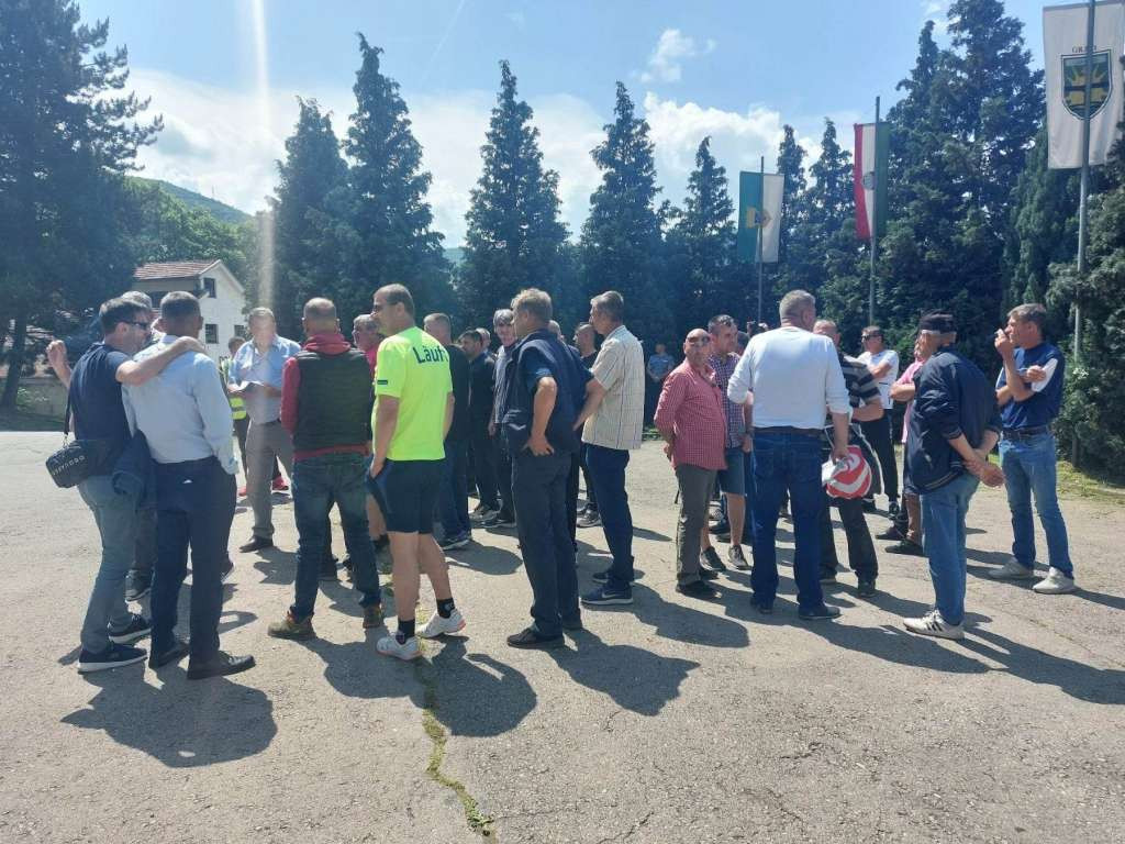 Demobilisani borci protestima pred zgradom Vlade BPK-a traže poboljšanje statusa