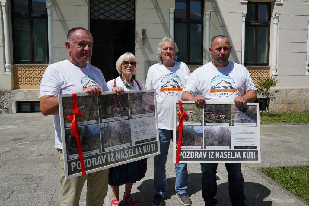 GI 'Kuti' simbolično darovala slike Kordiću i Mariću kako bi podsjetili na problem kamenoloma Kuti