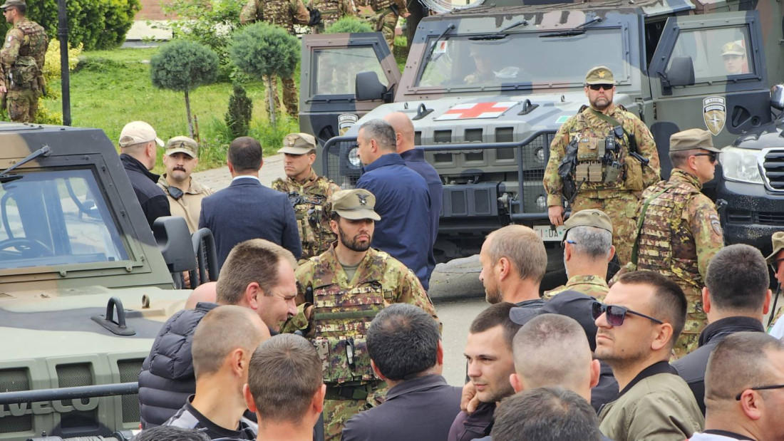 Srbi u Leposaviću gađali ministra Alijua crvenom farbom i jajima