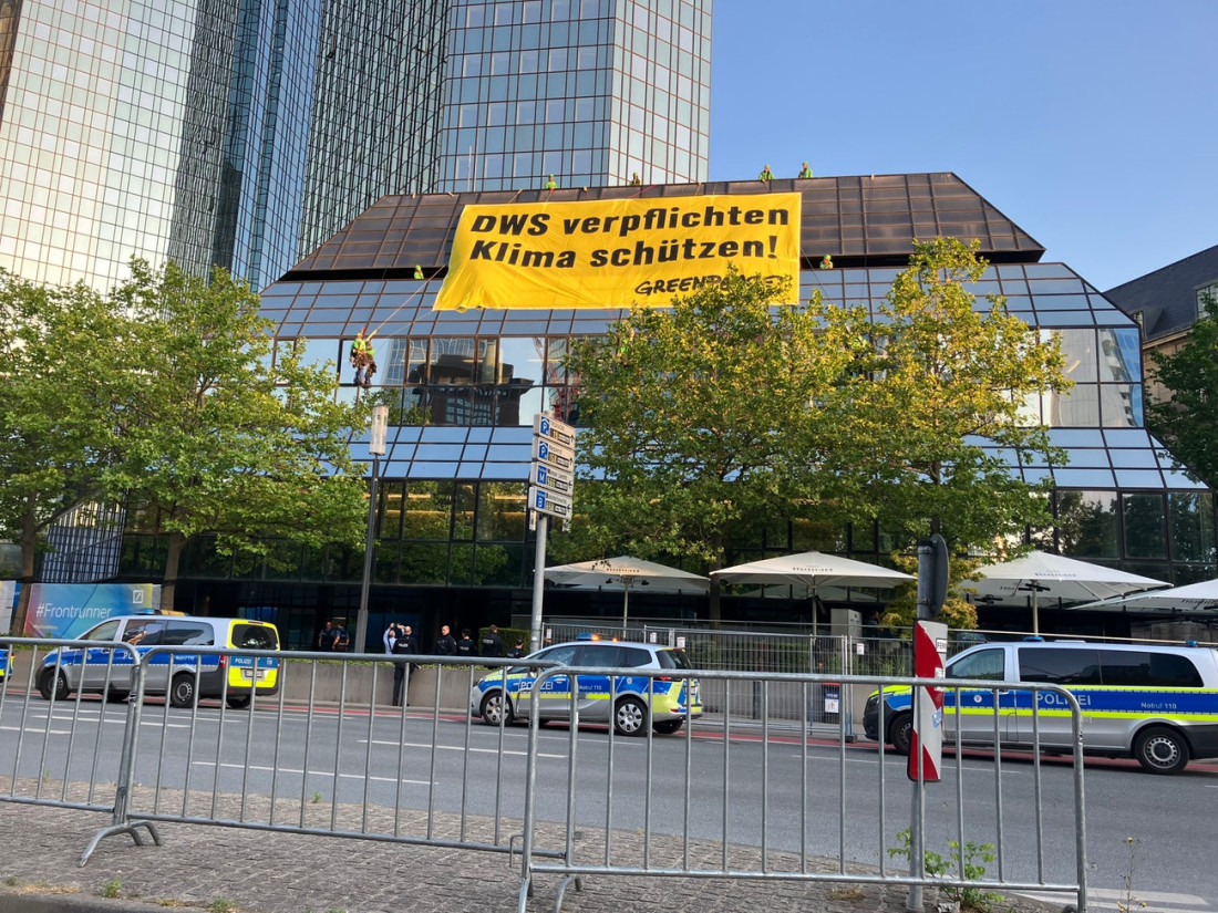 Aktivisti Greenpeacea postavili transparent na zgradu Deutsche Bank