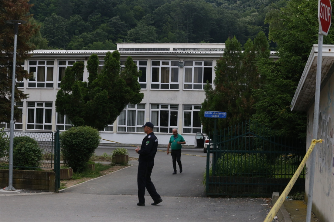 Maloljetnik pucao u osnovnoj školi u Lukavcu, ranjen uposlenik