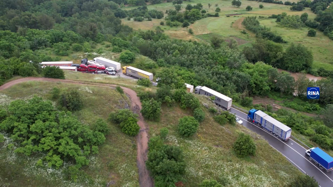 Kolone kamiona sa srbijanskom robom na Jarinju, Merdaru i Končulju