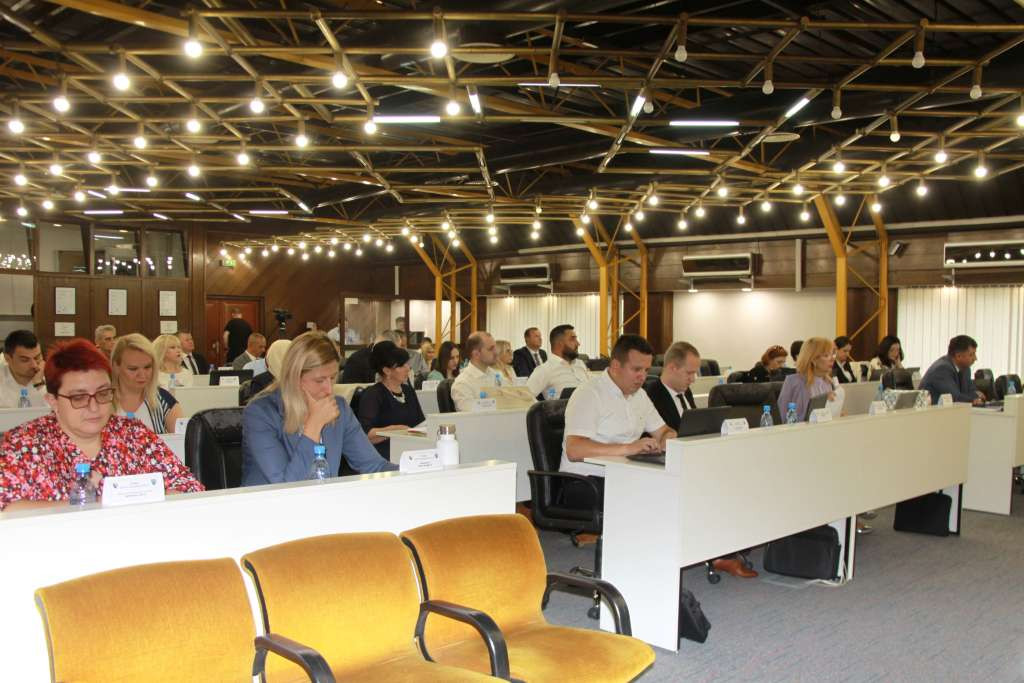 Skupština saglasna s uvećanjem plate za 15 % policiji, državnim službenicima i namještenicima u ZDK