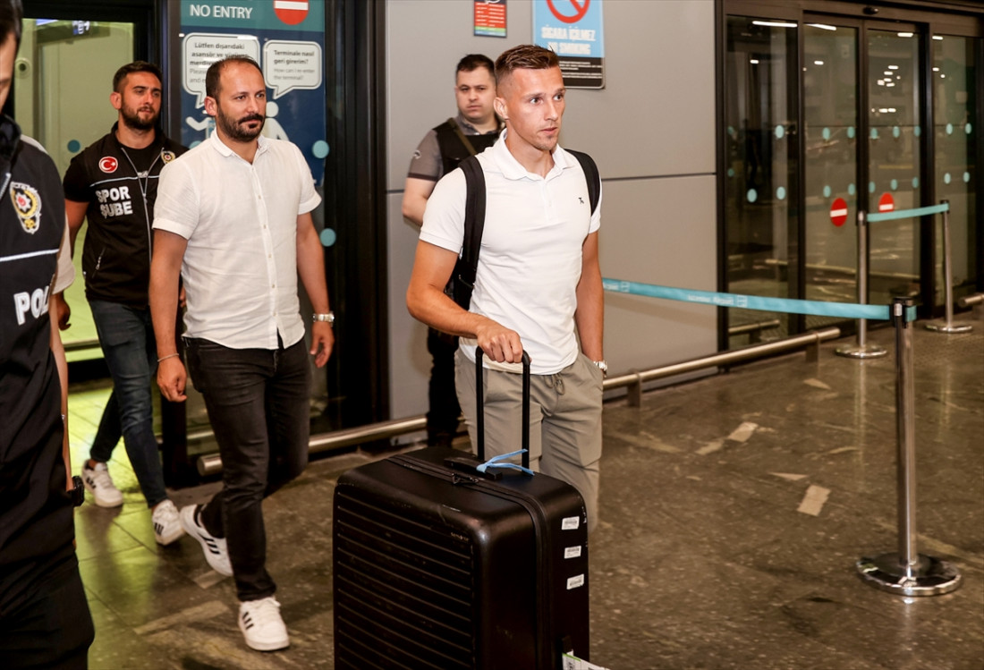 Mislav Oršić stigao u Istanbul, dočekali ga predstavnici Trabzonspora