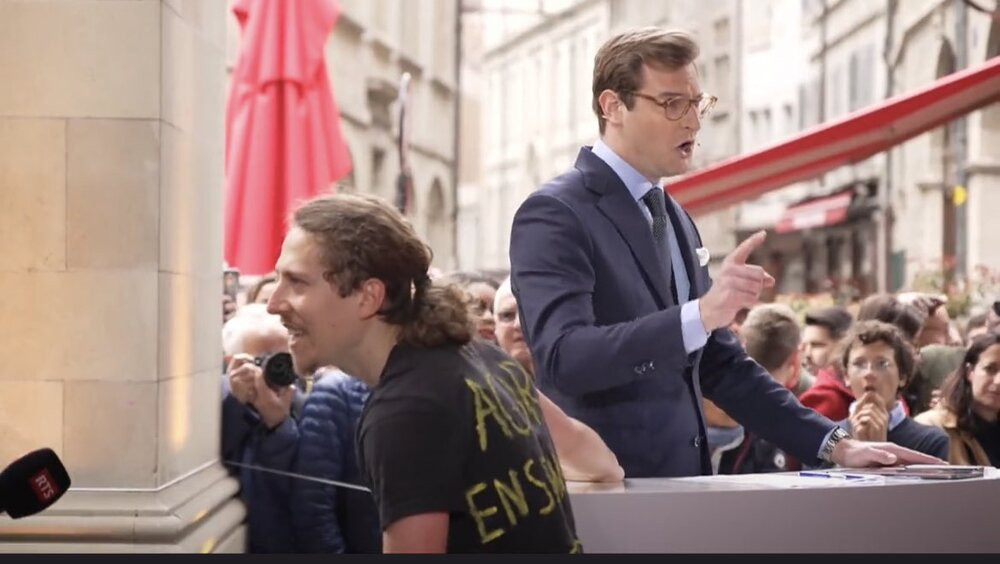 Aktivista se zalijepio za podijum TV studija