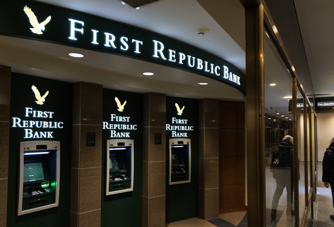 Regulatorne vlasti SAD preuzele kontrolu nad bankom First Republic, prodale je banci JP Morgan