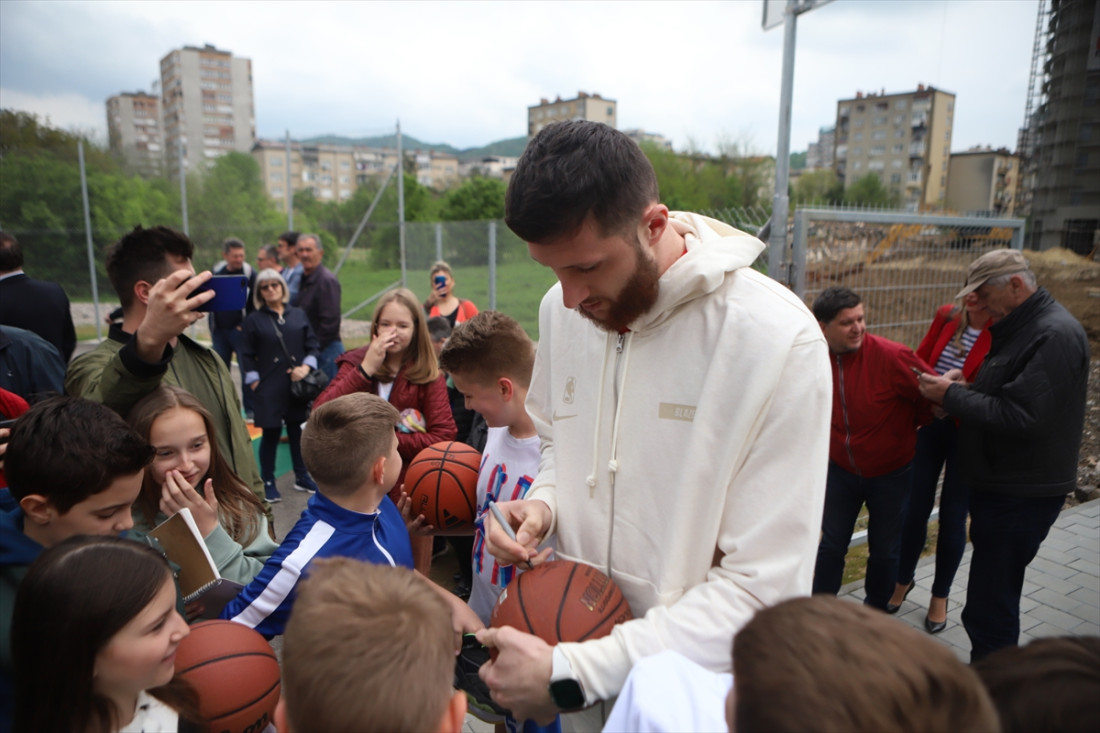 Jusuf Nurkić mladima Tuzle poklonio košarkaško igralište