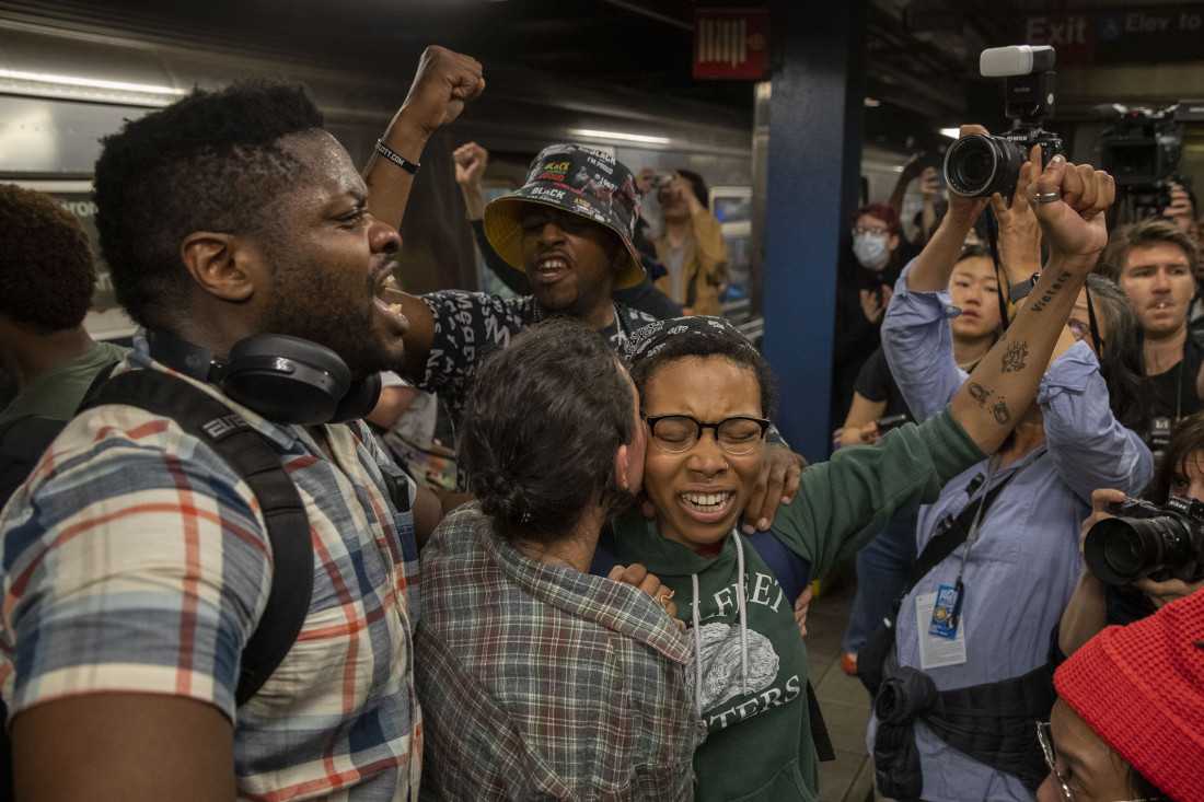 Muškarac koji je ugušio putnika njujorške podzemne željeznice će se predati pod optužbom za ubistvo