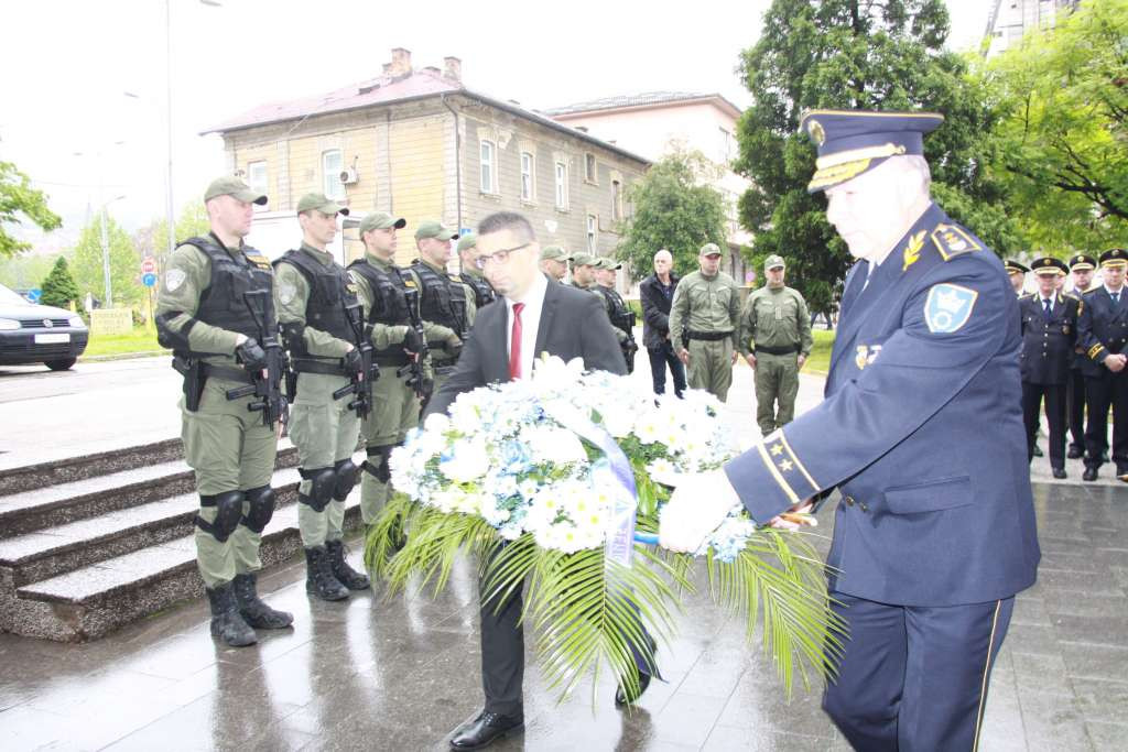 Dan policije ZDK: Odata počast poginulim policajcima