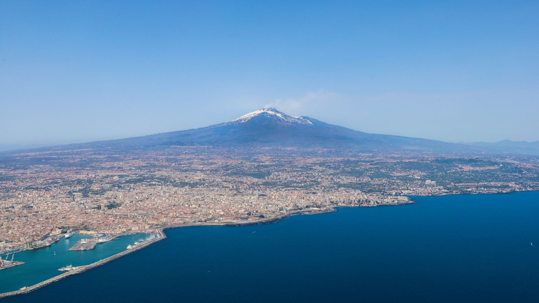 Vulkan Etna ne izbacuje više pepeo, ponovo otvoren aerodrom u Kataniji