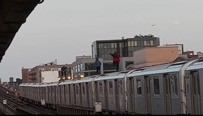 Trčanje po vozovima opasna navika tinejdžera u New Yorku