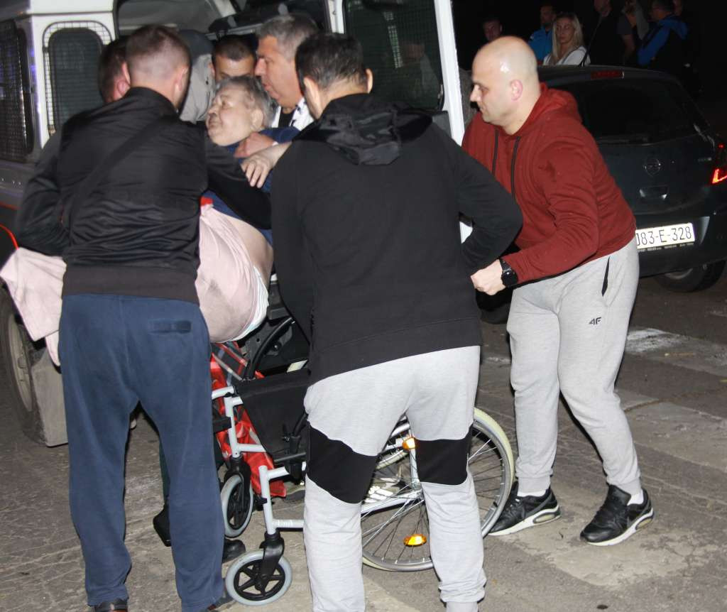 Policajci, medicinske sestre i štićenik otpušteni iz bolnice