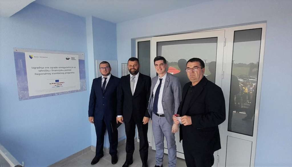 Hurtić u Orašju uručio ključeve novoizgrađenih stanova za 25 korisnika