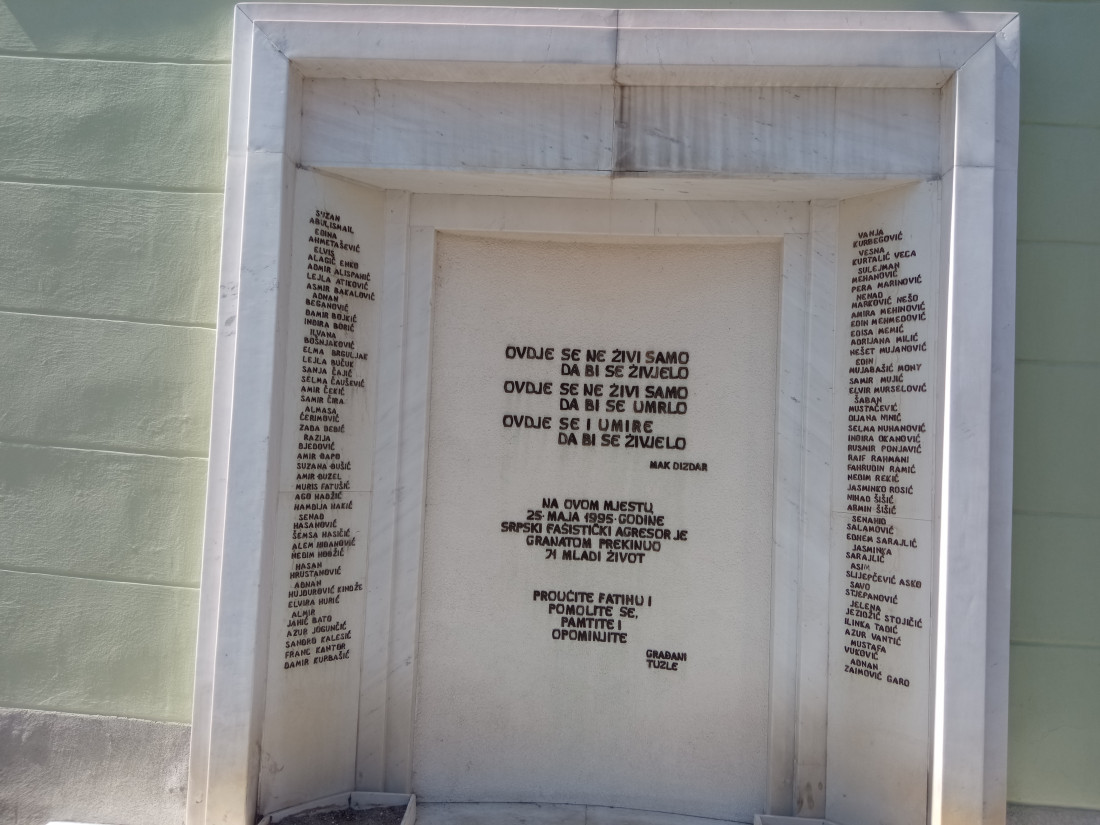 U Federaciji BiH Dan žalosti zbog godišnjice masakra na Tuzlanskoj kapiji