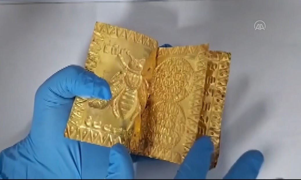 U Turskoj zaplijenjena drevna knjiga napravljena od 24-karatnog zlata