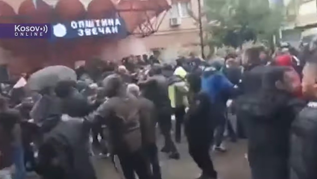 Nemiri na sjeveru Kosova, policija intervenisala u Zvečanu