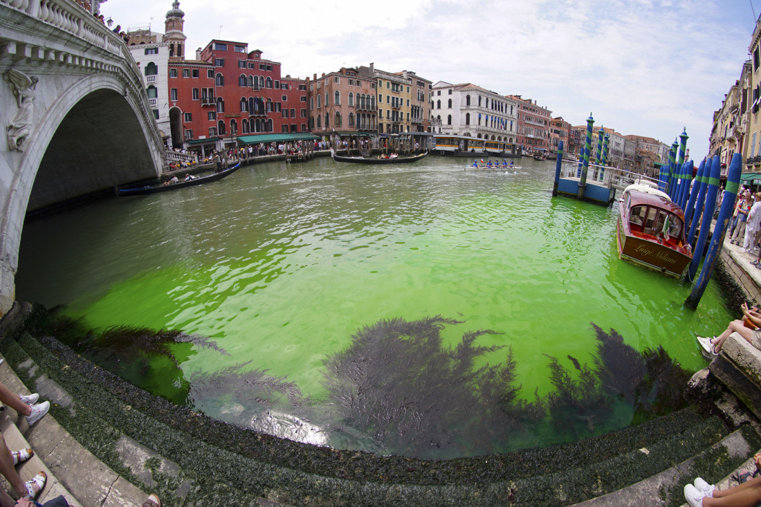 Riješen misterij zašto je venecijanski Grand Canal postao fluorescentno zelen