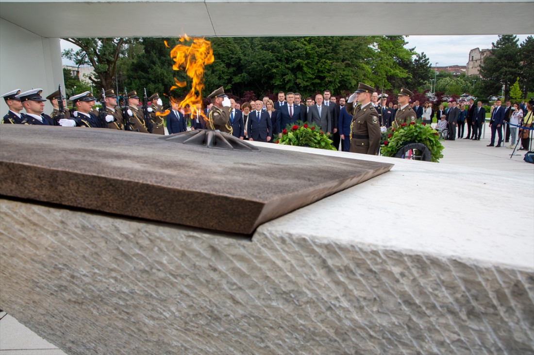 Hrvatska obilježava Dan državnosti: Zvaničnici položili cvijeće kod Spomenika domovini