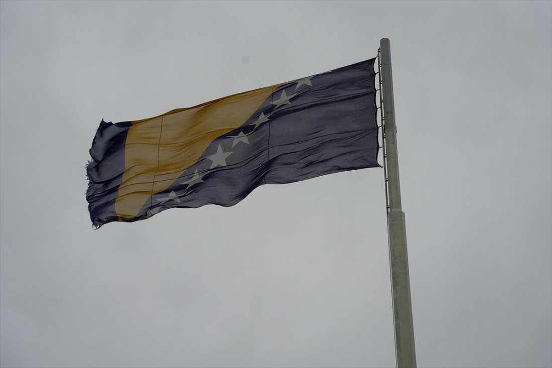 Velika zastava Bosne i Hercegovine vijori se iznad Mostara