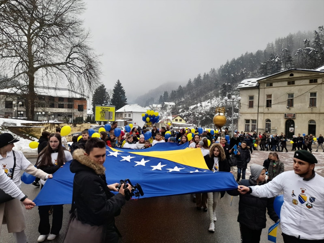 Dan nezavisnosti BiH obilježen defileom djece u Srebrenici