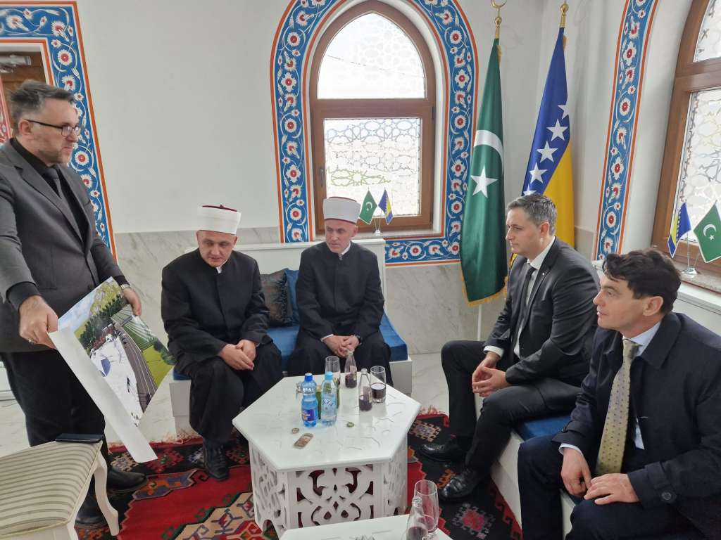 Bećirović u Kozarcu osudio neopravdani progon imama Amira Mahića