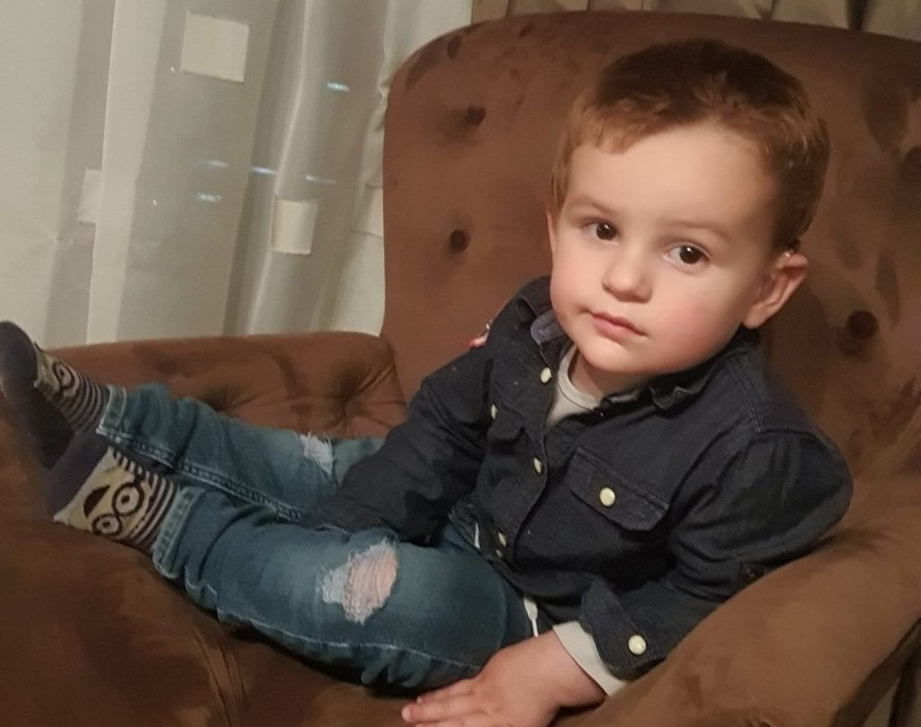 Pomozi.ba pokrenuo apel za malenog Nedima koji ne čuje i ne govori