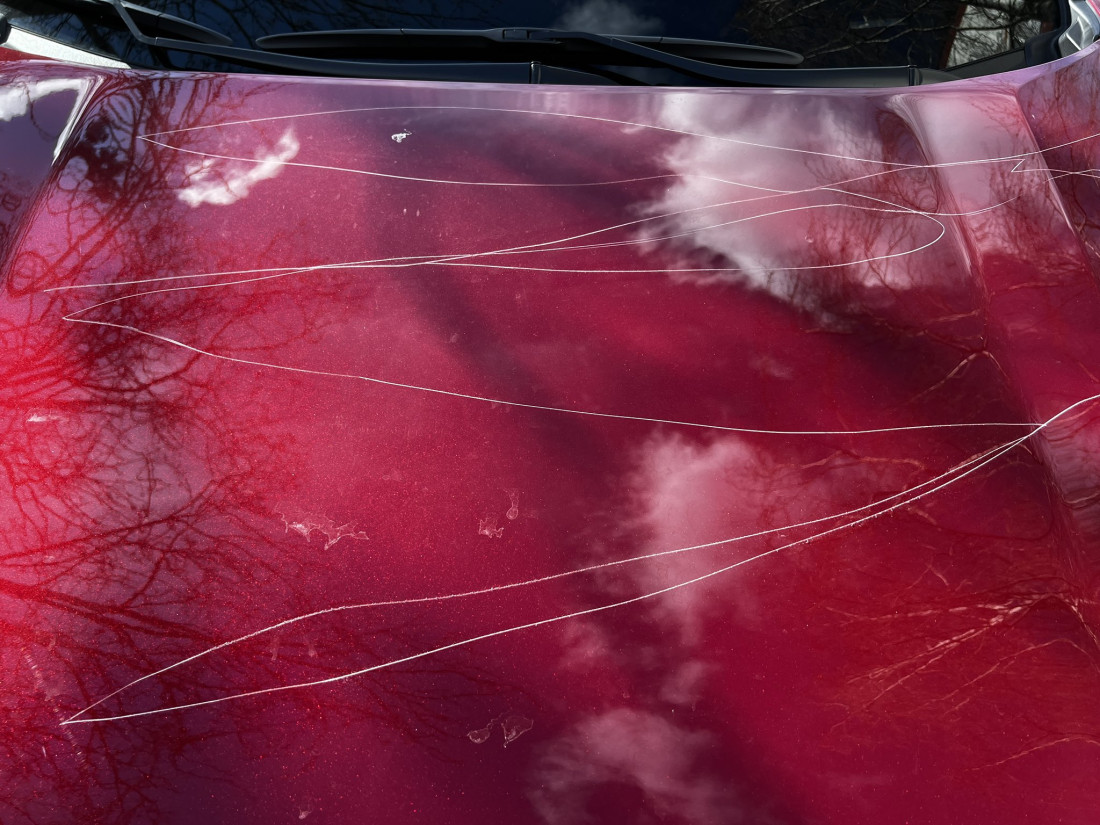 Oštećeni automobili novinara Trifunovića i Morače