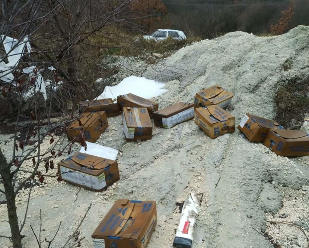 Policija i inspekcija utvrđuju porijeklo medicinskog otpada kod B. jezera