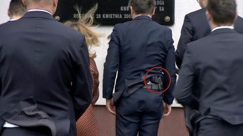 Poljski ministar pravde Ziobro snimljen s pištoljem oko struka