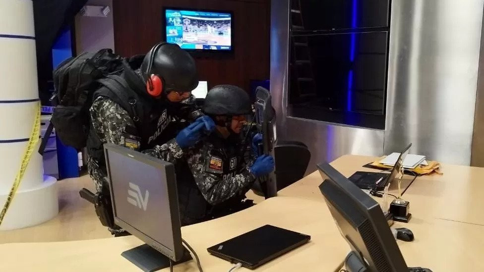 Ekvadorski novinar u redakciji aktivirao USB pismo-bombu