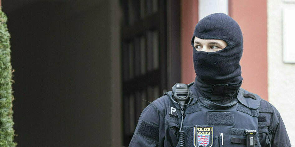 Policajac povrijeđen u raciji na članove Reichsburgera