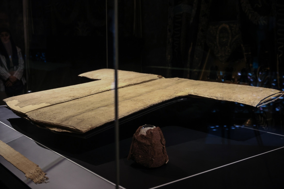 Veliki broj muslimana obilazi ogrtač poslanika Muhameda u Istanbulu