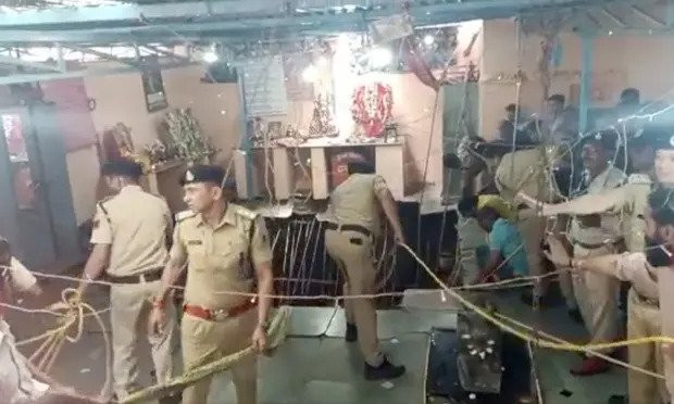 Oko 25 ljudi ostalo zarobljeno u bunaru ispod hrama u Indiji