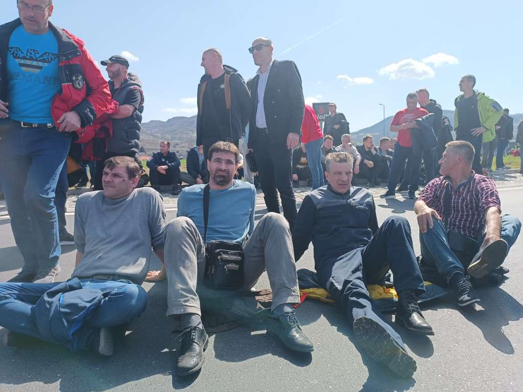 Zenički rudari prekinuli blokadu M-17, radnički neposluh se nastavlja