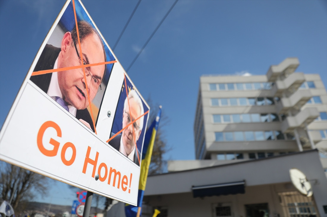 Protesti ispred OHR-a: Protiv novih nametnutih odluka i za odlazak Schmidta